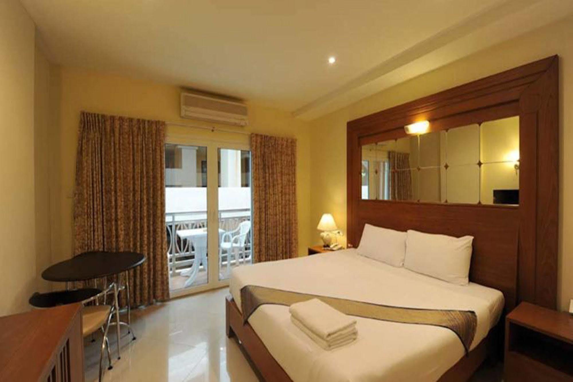 Whitehouse Condotel Pattaya Zewnętrze zdjęcie