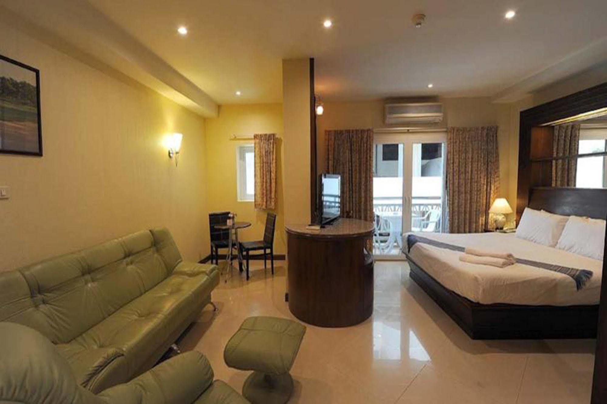 Whitehouse Condotel Pattaya Zewnętrze zdjęcie