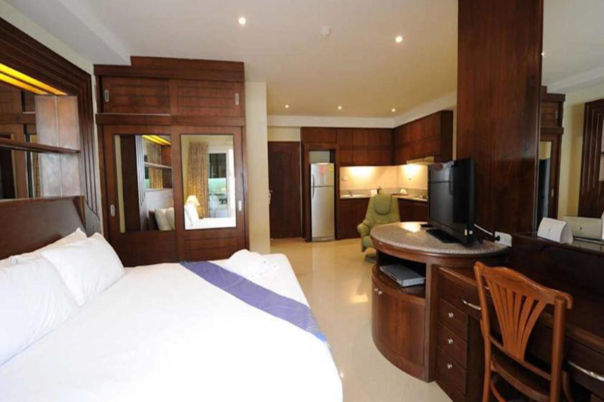 Whitehouse Condotel Pattaya Zewnętrze zdjęcie